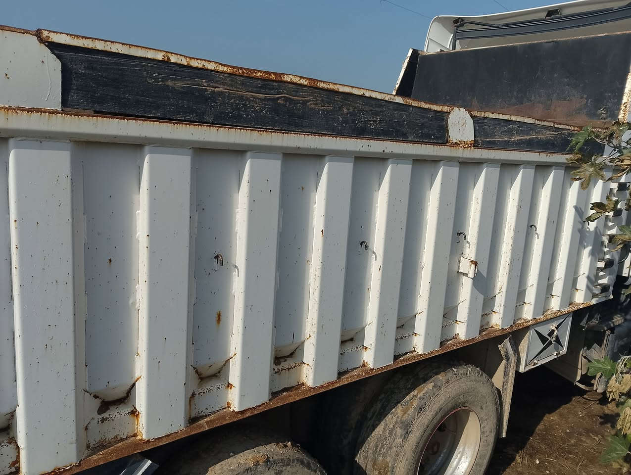 السلام عليكم عندنا هذا البودي للبيع مال قلاب العنوان موصل جنب الايسر وعندنا محرك وياه ايضا ملبوبه 2001 والاتصال على هذا الرقم ***********
