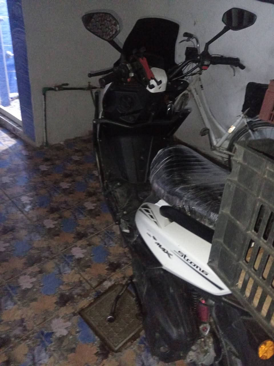 سلام عليكم دراجه ناريه للبيع اسم الدراجه سترونك 2023 الدراجة خير من الله تشتغل هندر و سلف و بيها بصمه تشغيل عن بعد الدراجه ما مفتوحه سعر الدراجة 600 الف  و بيها مجال المكان ديالى بعقوبه ام الكرفس للأستفسار على الرقم ***********
