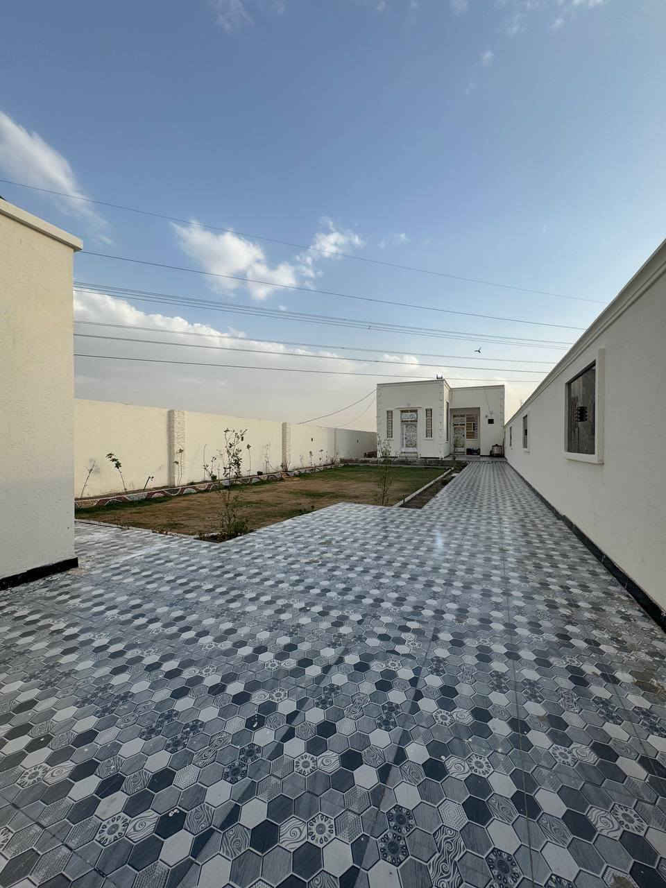 🏠دار سكن  للبيع
 مجمع اللؤلؤة (بداية المجمع) __ طريق سيد محيل 

🔹 المساحة الكلية: 500 متر
🔹 مساحة البناء: 170 متر
🔹 الحديقة: 330 متر
🔹 فضلة إضافية: 50 متر

تفاصيل الدار :
▪️ غرف نوم عدد 2
▪️  استقبال
▪️ مطبخ
▪️ مجموعة صحيات داخلية وخارجية
▪️ صالة 
▪️ أساس البناء كريت
▪️ السقف عگاده
📍 الموقع: بداية مجمع اللؤلؤة – موقع مميز وقريب من الخدمات 

🔲  للاستفسار مراسلة الصفحة 
📞 اوالاتصال على الأرقام الآتية

***********
***********
***********

                           🏢 أو مراجعة :
       مكتب سيد نجاح العذاري  العقار والمقاولات العامة
  📍 حي المعلمين – شارع الخدمة – مقابل إسطنبول مول
