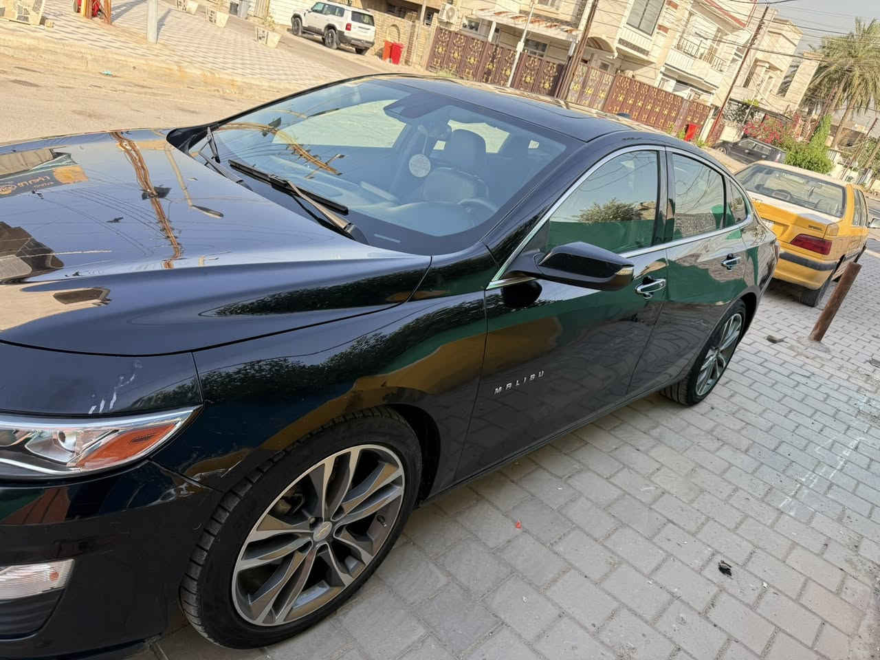 ماليبو بريمير
رقم بغداد باسمي
حادث خلفي (بدون ايرباك)
ماشيه ١٢٠ الف كيلو متر 
مكفوله من كير ومحرك وتبريد 
صدر نص عمر 
سنوية تحتاج تجديد 
سمكره وصبغ قطعه وحده جهه الحادث فقط
و اكو تصليحات ع بارد صارت داخل العراق
كل مواصفات البريمير موجوده 
- محرك ٢٠٠٠ توربو 
- گير ٩ نمر 
- Auto park 

- ويل كروم ١٩
- تشغيل عن بعد
- بانوراما 
- لوحه عدادات الكترونيه
- لايت زنون مع حساس للطرق ضعيفه الاناره (يفتح اناره عاليه تلقائي في حال الطريق ضعيف الاناره)
- كشنات جلد مع تبريد وتدفئه 
وبقيه المواصفات الغنيه عن التعريف 
صور الحادث مرفقه مع صور السياره

السعر المطلوب : 135 $
مكان السياره : بغداد العامرية
***********
