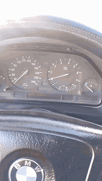 السلام عليكم بي أم للبيع مديل 1991 525i دبل ايرباك سياره جاهزه حداديه تخم تاير تبريد ثلج كير عادي مكينه مسكر 25 تك فانوس غرفه نضيفه حيل كشناته جلد ومخمل حلوات واني مخلي دوشمه السياره حلوه واحلى  من الصور رقم اربيل جديد سنويه لل2030  مكان السياره النجف قرية الغدير للاستفسار اكثر  اتصل وبيك خير وتدلل *********** السعر 57 وبيه مجال قليل
