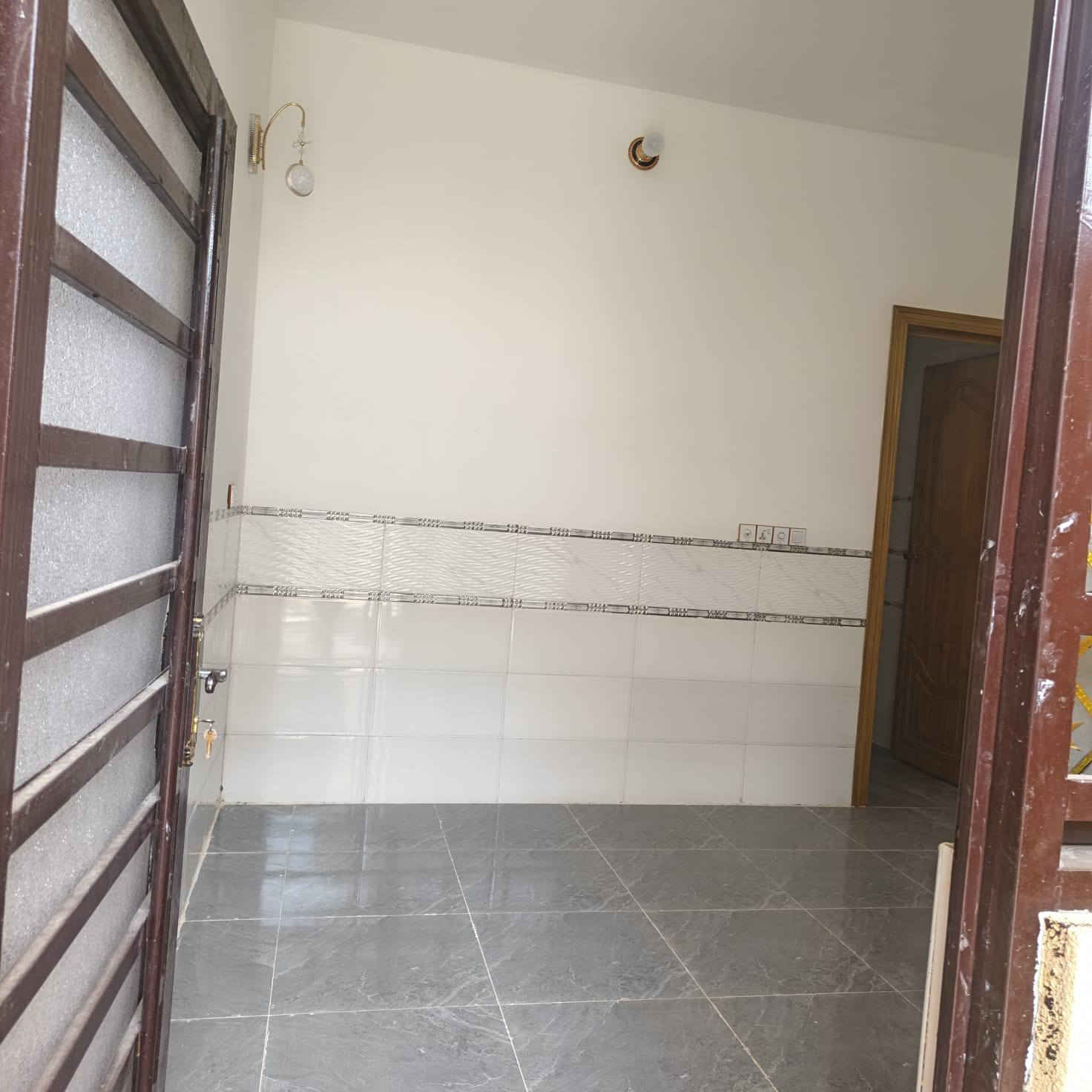 سلام عليكم بيت ليجار خمسين متر بيت جديد بيه غرفه وصاله ومطبخ وصحيات طابق ونص مكان حولي ميه مال ابو مهدي المهندس حي سبطين خدمات كامله يبعد عله شارع العام 50متر ***********
