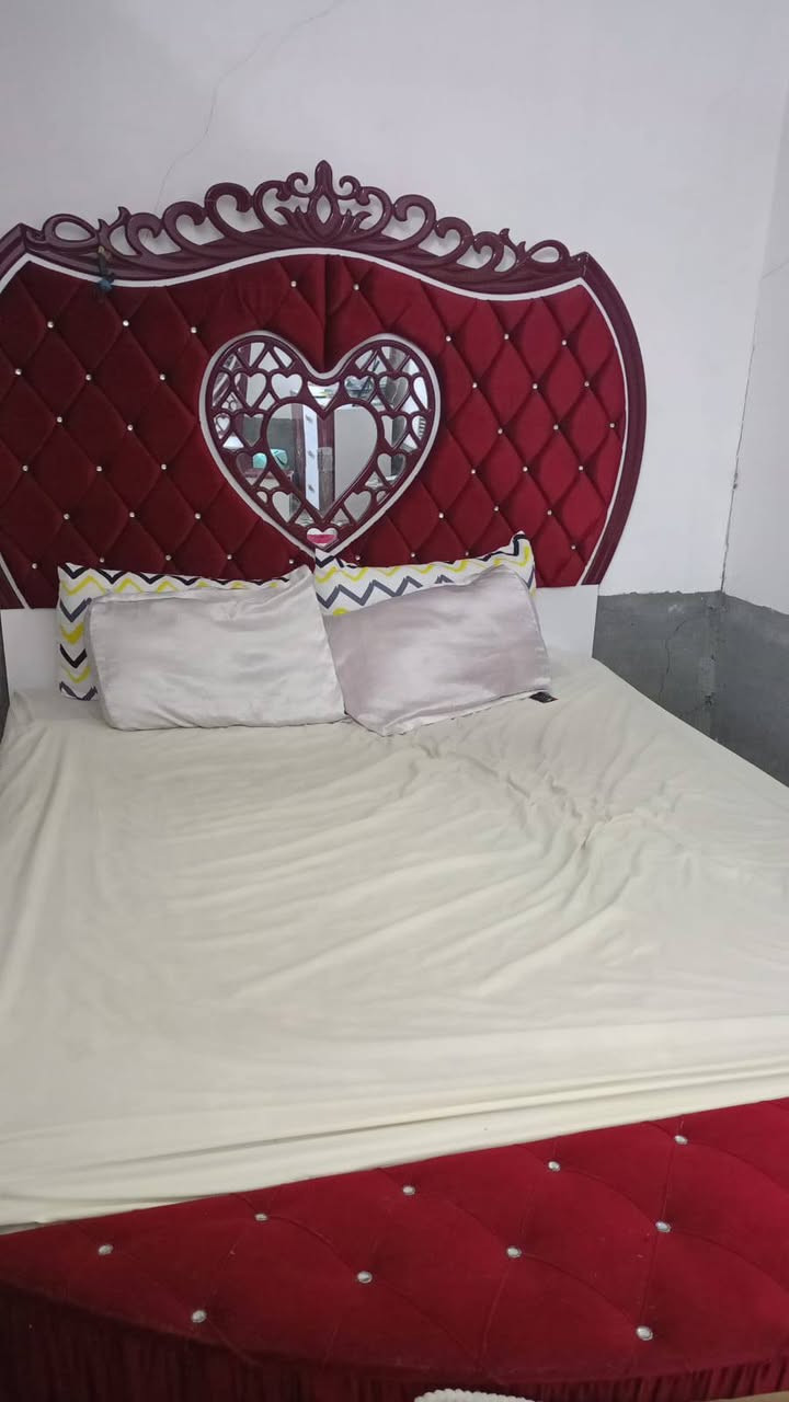 السلام عليكم 
غرفه صاج تركي للبيع كلش نضيفه وحلوه السعر 700الف 
مراسله الصفحه او اللتصال على ***********
