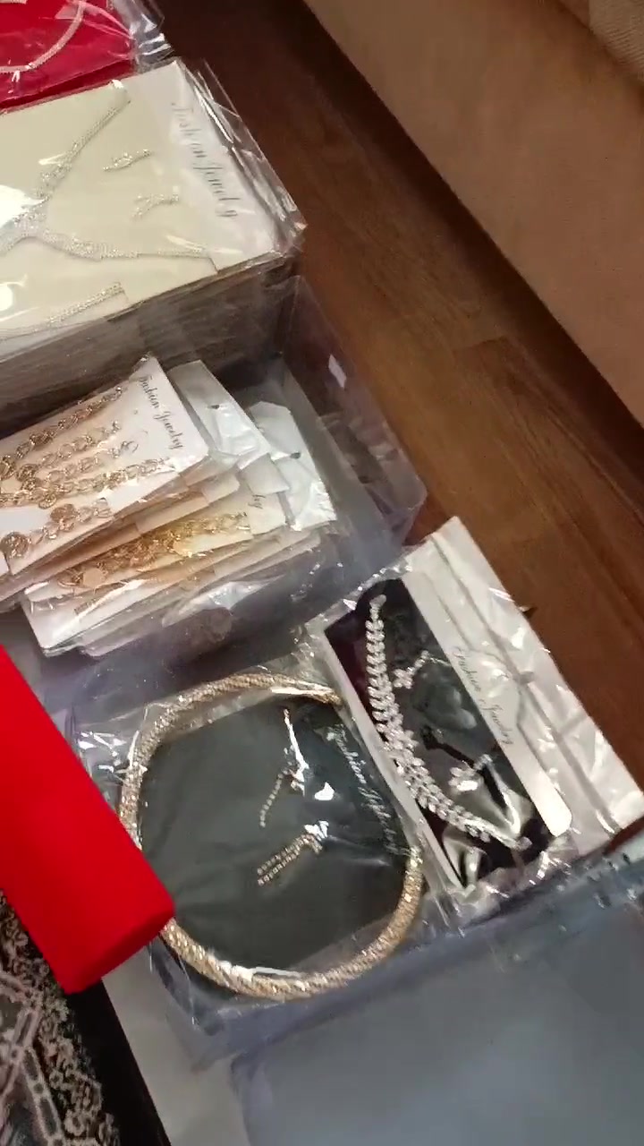 اكسسوارات كاملة وهدايا للبيع جديد سعر بلاش هو لير اربيل جملة بيع كامل اشياء اكسسوارات مع هديا وساعات