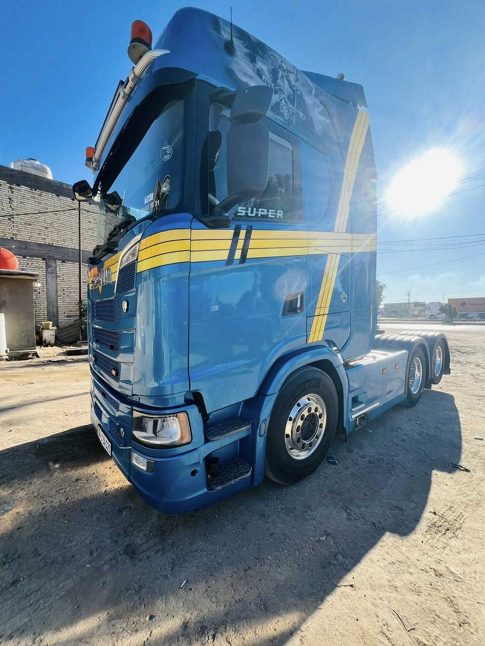 سلام عليكم سكانيه للبيع 2017 مكينة 580S  رتايتر ثلاجه كامره حساس فول مواصفات راس بلاده تخم تاير ويل كروم مكان بابل الحصوه بس الشراي يتصل رقم دهوك بس راس بسمي ***********
