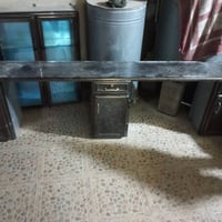 للبيع ميز ادوات حلاقه السعر 30الف  زوليه قياس 3x4 السعر 30الف 07761498...