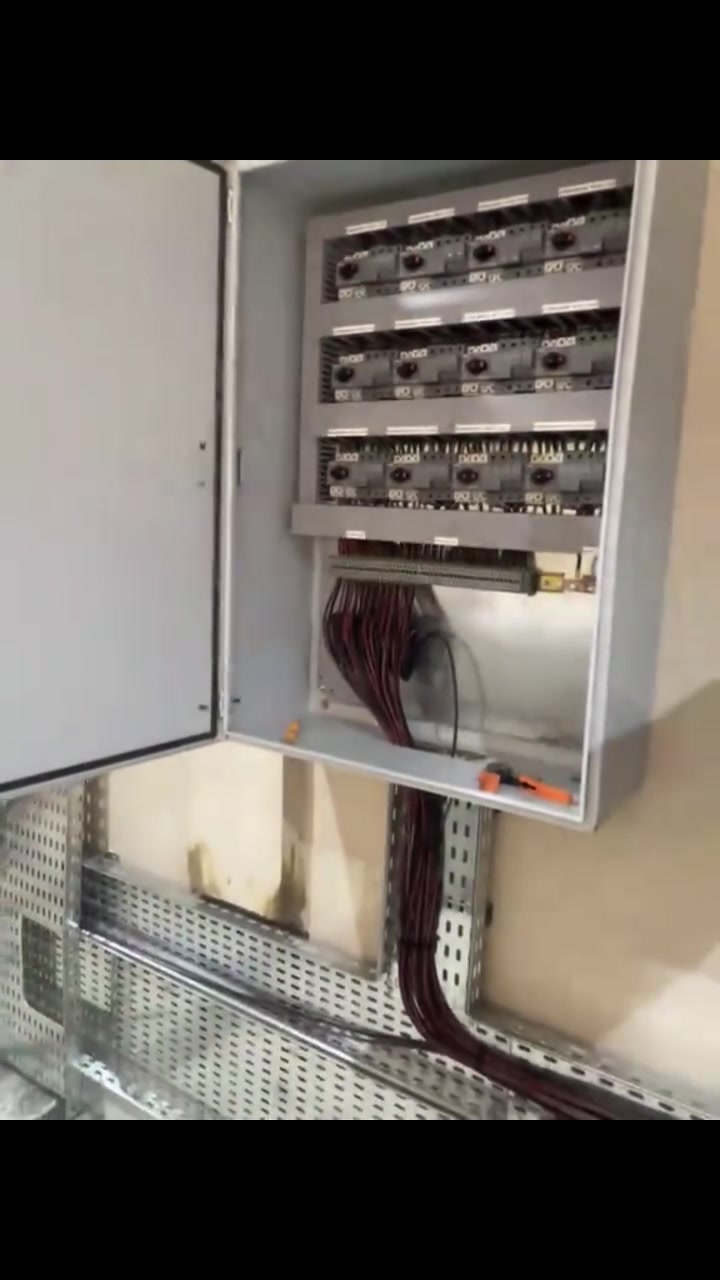 : وداعاً لفواتير الكهرباء المرتفعة.. أهلاً بالطاقة الذكية! ☀️💡
​الاستثمار في منظومة طاقة شمسية ليس مجرد مواكبة للمستقبل، بل هو القرار المالي الأذكى لحماية أعمالك ومنزلك من تقلبات أسعار الطاقة.
​كفاءة عالية: تشغيل مستمر دون انقطاع.
​توفير حقيقي: عائد على الاستثمار يبدأ من اليوم الأول.
​اعتمادية كاملة: مكونات عالمية مصممة لتحمل أصعب الظروف المناخية وبأعلى معايير الأمان الميكانيكي والكهربائي.
​📞 تواصل معنا الآن للحصول على استشارة مجانية وتصميم المنظومة الأنسب لاحتياجاتك.

***********
***********
​#طاقة_شمسية #استثمار_ذكي #طاقة_نظيفة #توفير_الكهرباء
