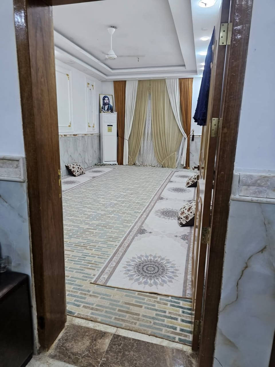 الدار للبيع مساحه ٢٠٠ متر طابقين شارع سايدين حي الاساتذه الجمعيات الاولى مقابل حجي حسن الاولى /تحتوي الدار على صاله مع غرفتين نوم استقبال ...٨.....متر عرض .....٤.....متر البيت شبابيك المنيوم كذلك الارضيه مرمر البيت ديكورات  الطابق الثاني صاله مع غرفتين نوم كل غرفهةسويت توجد نواقص فيها لكن مشغولات للسكن البناء درجه اولى كهرباء درجه اولى منظومة غاز موقع جيد جدا الشارع سايدين قيد الانشاء ..
***********
