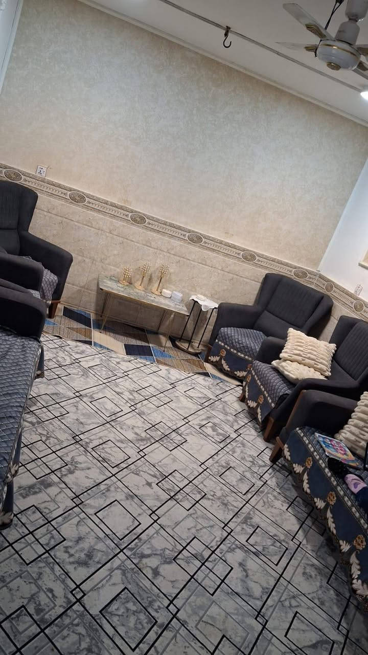 سلام عليكم بيت خلفي للبيع بحي الحسين بيت قاطين لقاط جوه بي ديوانيه وصالاء وغرفه ومطبخ وصحيات لقاط ثاني بي غرفتين وصالاء وصحيات سعر 150 رقم تلفون ***********
