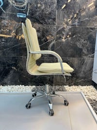 كرسي يومي • قاعدة متينة • كمية محدودة