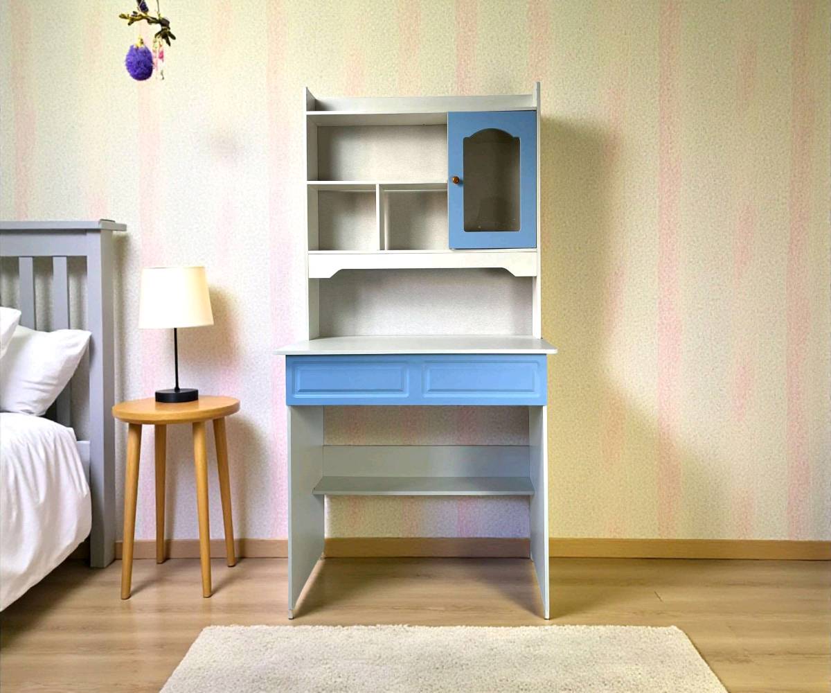 مكتب دراسي مع رفوف للتخزين – 80 سم

الاستخدامات:

مثالي للمذاكرة والدراسة اليومية للطلاب.

مناسب لاستخدامه كمكتب منزلي للكمبيوتر أو القراءة.

يوفر مساحة منظمة لحفظ الكتب، الأدوات المدرسية، والأغراض الشخصية.

يمكن وضعه في غرفة الأطفال أو المكتب المنزلي.

المميزات:

تصميم عملي يجمع بين المكتب والرفوف في قطعة واحدة.

يحتوي على رفوف علوية متعددة للتخزين والتنظيم.

خزانة صغيرة بباب لحفظ الأدوات الخاصة.

واجهة ملونة (أزرق أو وردي) أسفل سطح المكتب لإضافة لمسة جمالية فقط (بدون أدراج).

سطح مكتب واسع ومريح للاستخدام اليومي.

قاعدة سفلية لتخزين إضافي (مثالية للكتب أو الحقائب).

متوفر بألوان جذابة تناسب مختلف الديكورات.

محتويات الصندوق:

مكتب دراسي مع رفوف (يأتي مفككًا مع كامل القطع).

كتيب تركيب مبسط.

الملاحظات:

الأبعاد: الطول 80 سم × الارتفاع الكلي 160 سم × العرض 49 سم.

ارتفاع سطح المكتب: 74 سم.

سهل التركيب والاستخدام.للحجزوالاستفسار*********** واتساب السعر60000
 الف دينار  والتوصيل مجاني لجميع المحافظات