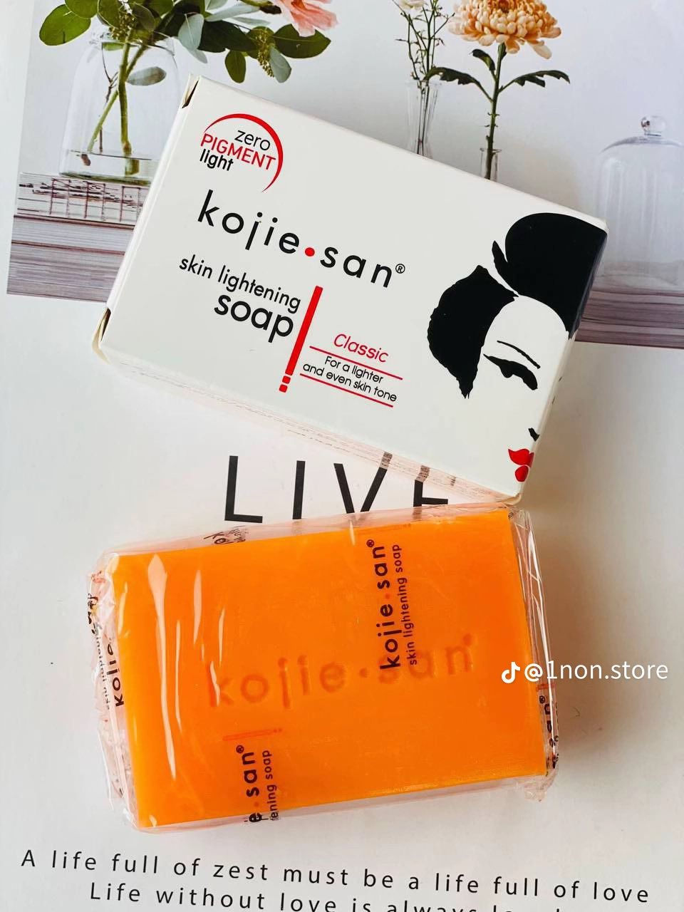 Kojie San Lightening Soap 
Made in Philippines 🇵🇭 
فوائد صابون كوجي سان لتفتيح البشرة -

إن صابون كوجيك أسيد  الأصلي ، تركيبة كوجي سان تمزج المكونات الفعالة للتبييض مع زيت جوز الهند المغذي ورائحة البرتقال الطازجة. تم اكتشاف حمض كوجيك أثناء معالجة الأرز من أجل الخمور اليابانية. أثبتت المكونات المشتقة طبيعيا في هذا الصابون بأمان وبسرعة حتى يكشف عن الجلد عن طريق الحد من ظهور البقع الداكنة ، وتغير اللون ، وغيرها من العيوب *.

- مناسب للاستخدام على الوجه والجسم
- زيت جوز الهند المرطب يؤهل البشرة للحصول على أقصى امتصاص لحمض الكوجيك
- يقلل من ظهور بقع العمر والنمش وغيرها من علامات تلف الشمس
- يقلل من ظهور علامات حمراء وندوب
- سيؤدي الاستخدام المستمر إلى ظهور جلد أكثر إشراقاً ونضارة 
طريقة الاستخدام 
بترغي الصابونة وتحطيها على مناطق العلاج. اترك الصابون لمدة تصل إلى 30 ثانية. تنطبق مرة واحدة في اليوم وتزيد إلى مرتين في اليوم إذا كان الجلد جيد التحمل. إذا حدث جفاف اتبعيه بكريم الترطيب.
كوزمتك ريحانه.        👉🍒☂️

#العنوان كوت /الانوار /شارع المواكب 
للحجز/***********📲🔝

