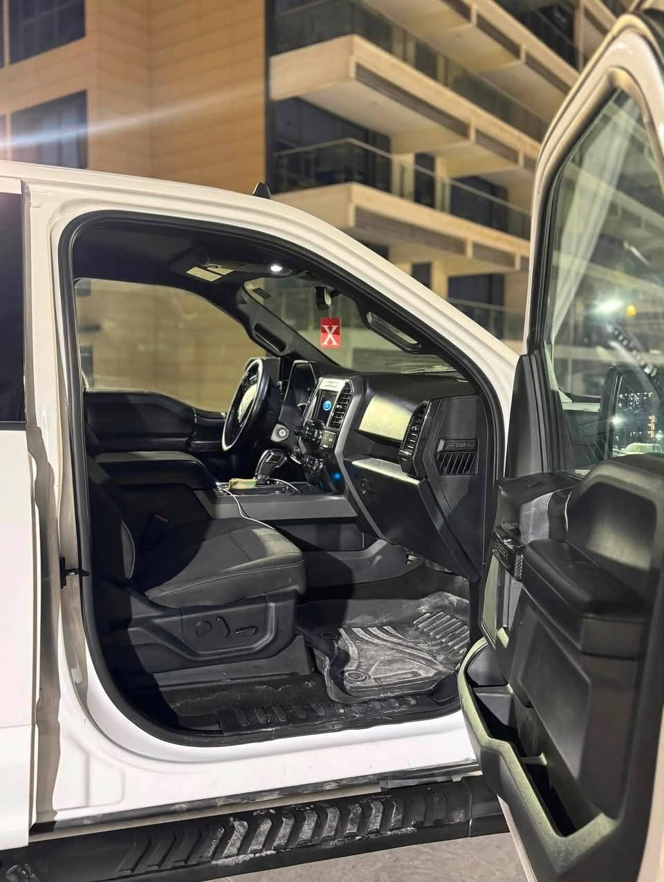 سلام عليكم للبيع فورد اف 150 Xlt  للبيع
موديل 2020
رقم السياره بغداد
اللون ابيض
باب طويل 
كير اوتاماتيك  ١٠ نمر 
كشنات كهربائيه سائق والبصفه
تسخين مقاعد
شاشه جبيره تدعم ابل كار بلي واندرويد اوتو 
تبريد ضمان ثلج
كير مكينه شرط 
محرك 3500
6 سلندر  تيربو مزوده
ماشي  96
كامرات ٣٦٠
رادارات كامله امامي خلفي 
رادار نقطه عمياء 
كامره  خلفيه البچم كبس 
 حادث بسيط جدآ قطعه وحده صبغ 
السياره معلاية 7 انج من امريكا شغل ابلادي مكان السياره العامرية 
للاستفسار : ‭***********
