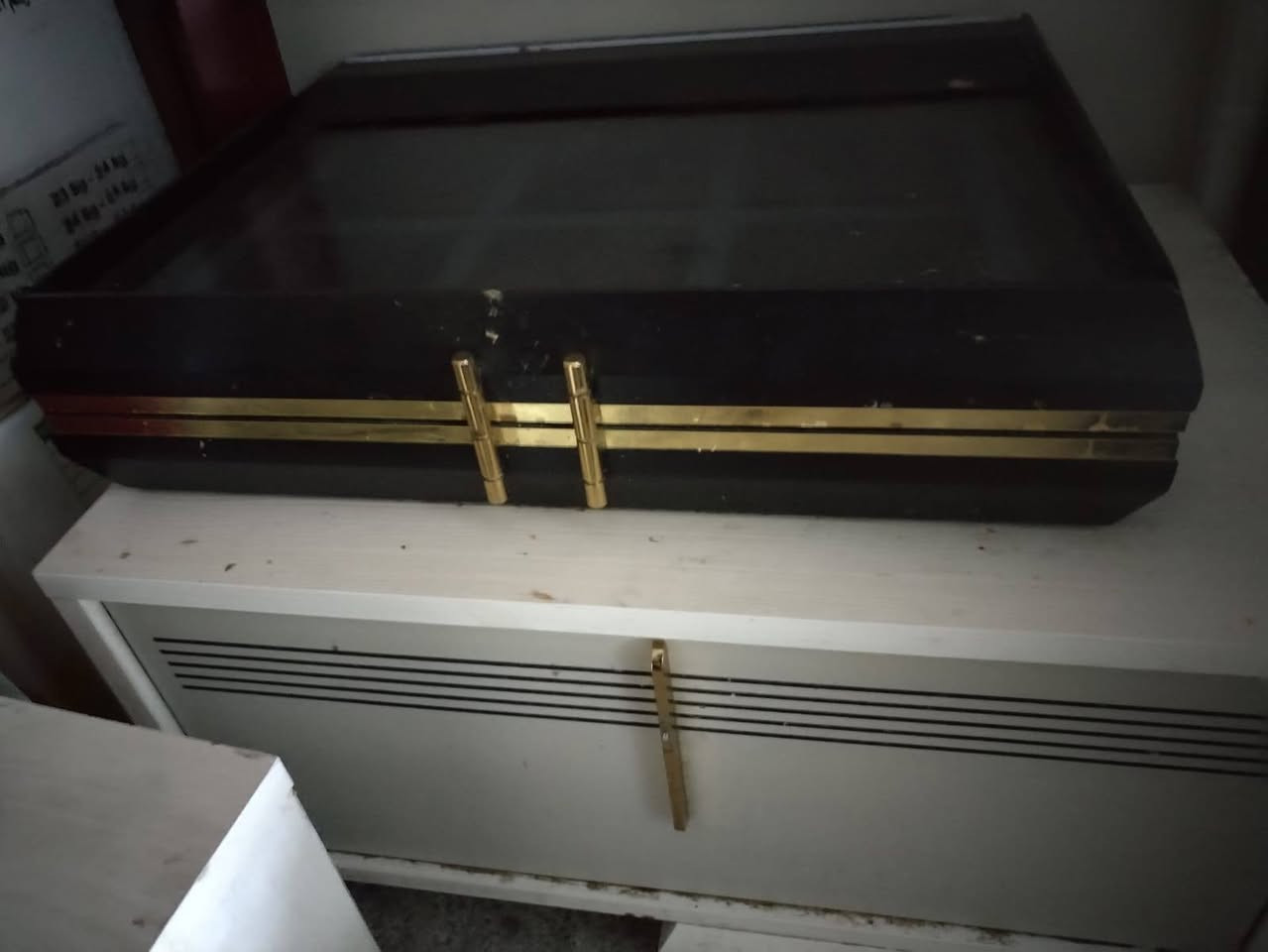 االسلام عليكم غرفه اخشاب ١٠ قطع نضيفه وحاليا مفتوحه اشتريتها من معرض القند ب ٤٥٠٠ وحاليا رايدها بمليون وبيها مجال  قليل الله شاهد بايعهه بسبب المكان لان كلش ظخمه للاتصال ***********
