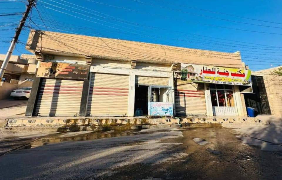 دار ركن للبيع في حي الملايين الاولى
موقع الدار قرب جامع الحسنين 
مساحه الدار 405م 
يحتوي الدار على 5 غرف نوم ومطبخ وصحيات واستقبال وهول وحديقة مع محلات عدد 5 مؤجرة كامله 
صنف الدار بستان ملك صرف 
لمعرفه السعر أكتب تم
أو مراجعه مكتب مدخل حي الملايين الاولى مكتب أرض التميز للبناء والعقار 
اي استفسار يرجى مراسلة الصفحة او الاتصال ع الارقام المذكورة⬇️⬇️
***********
***********
