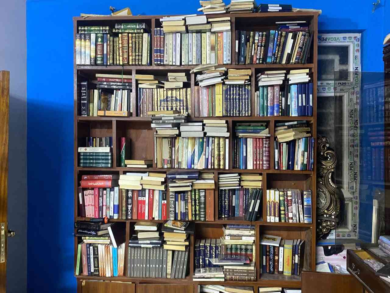يوجد كتب اكثر من 5000 كتاب ال ‏اللغة  العربية او علوم قران. وا تاريخ و سياسه و فلسفه اداب و مذكرات شخصيه و قوامسي عربي نكليزي و عربي فارسي و وسير اهل البيت و وعلوم اخره 
يوجد توصيل ال جميع محافظات العراق 
التواصل وتساب ***********
