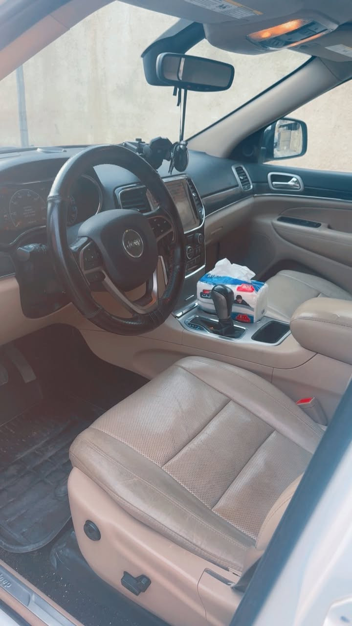 السلام عليكم لبيع جيب موديل 2019 امريكي كلين فول موصافت لمتدد مكفوله سعر 262 وبيه مجال مكان السياره بغداد البياع رقم الهاتف ***********
