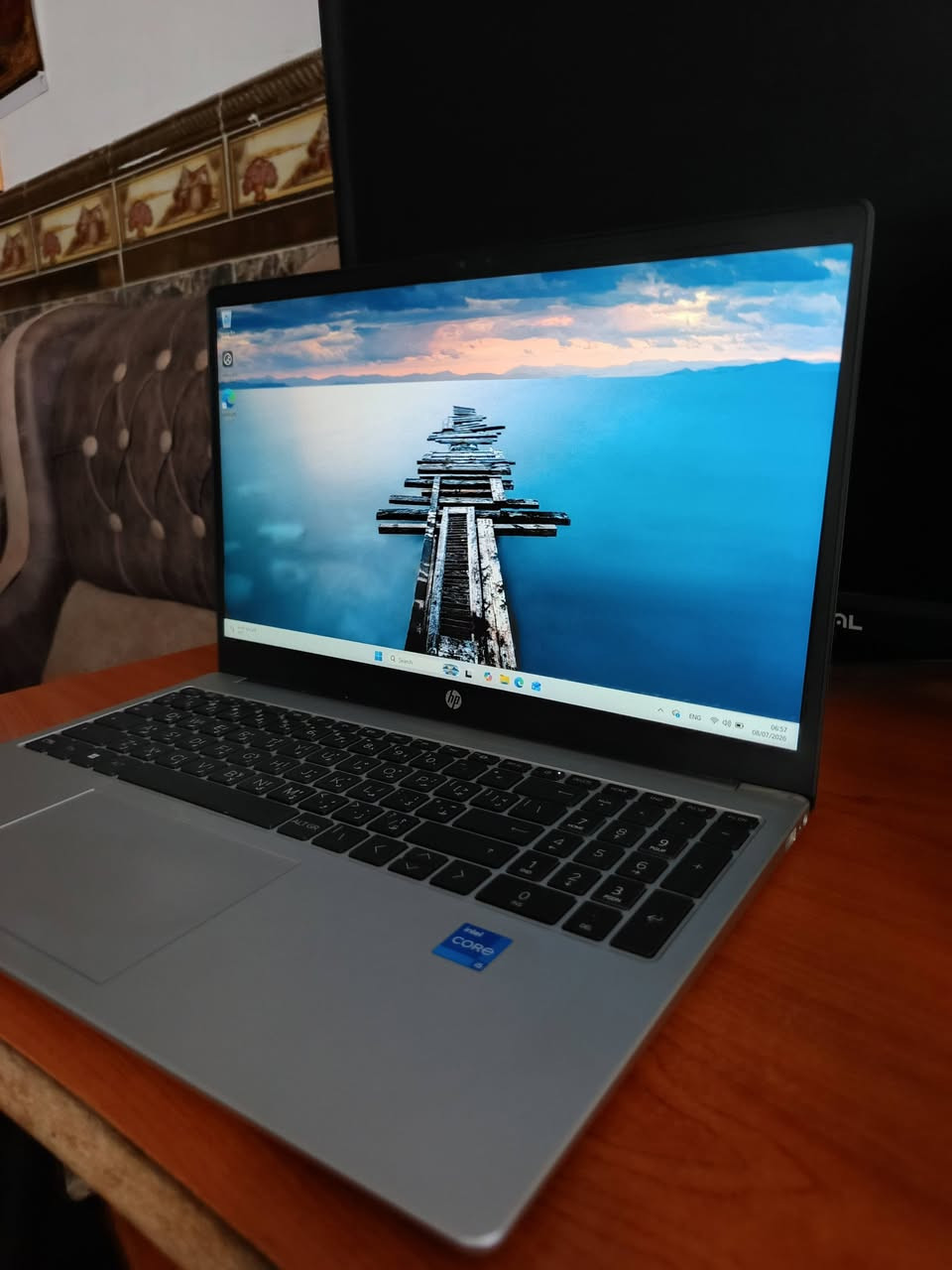 السلام عليكم
​💻 لابتوب HP أخو الجديد (مستعمل شي بسيط كلش وبحالة الوكالة) 💻
​للبيع لابتوب HP 250 G10، جهاز راقي جداً وبمواصفات حديثة وسريعة طيارة. الجهاز نظيف 100% وما يفرق عن الجديد نهائياً (مثل ما موضح بالصور)، مناسب جداً للدراسة، العمل، البرمجة، والالعاب الخفيفة إلى المتوسطة.
​✨ المواصفات العالية للفئة الذكية:
✅ المعالج (Processor): جيل ثالث عشر حديث Intel Core i5-1334U (سرعة وكفاءة عالية جداً وبأحدث تقنيات المعالجة).
✅ الذاكرة العشوائية (RAM): حجم 16 جيجابايت DDR4 (تنسى شي اسمه تعليق، يفتح عشرات البرامج سوية وبكل سلاسة).
✅ الهارد (Storage): نوع SSD فائق السرعة بحجم 512 جيجابايت (477GB فعلي)، الجهاز يشتغل بثواني.
✅ الشاشة: قياس 15.6 بوصة بدقة عالية ومريحة للعين، مع تصميم حواف نحيفة وكيبورد كامل (يحتوي على الأزرار الرقمية الجانبية الجداُ مهمة للعمل والدراسة).
✅ كارت الشاشة: Intel Iris Xe Graphics.
✅ النظام: منصب عليه أحدث نسخة Windows 11 Pro أصلية ومفعّلة.
​🌟 مميزات إضافية:
​النظافة: الجهاز ما بيه أي شخط أو عيب، استخدام خفيف جداً داخل البيت.
​البطارية: بحالة ممتازة جداً وتطول وياك.
​التصميم: خفيف الوزن، ولونه فضي ميتاليك كلش أنيق وفخم.
السعر 400 الف بيه مجال بسيط جداً
للتواصل وتساب فقط! 
***********

