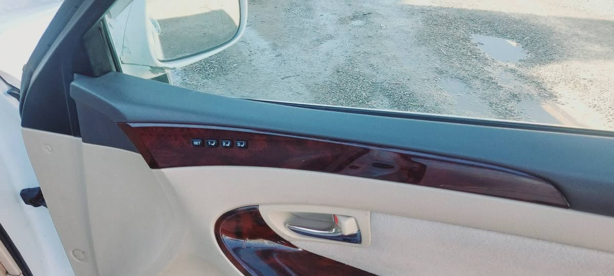 بەناویی خودا
شاهینەی ساغ 
2007ـــــ 182
گەورەبە  گەورە
بێ   بۆیاغ هەمووگیانی  وەک شووش وای بێ  شووخت و بێ   ڕەگلەو چاڵ و چۆڵی
سەیارەکە سفز سفرە  سەیارەی ماڵانە 
هەموو گیانی  بە شەرت 
لایتی  ناوچەیی کوێر 
سێ دووگمەی  پەردەی 
ساج مەلەکیی
سکوانی لکززە
چوارتایی  تازەی لە ژێرە
کۆشینەکانی هەمووی بەرگی گیراوە
دەشبول سەقفی وە  شووشەیە  
بێ  دووگەڵ و 
ماڵی  دوستەو  هەمووگیانی  بەشەرت
جامی  پێشەوەی درزێکی تێدایە
نوکی چاملۆغی  پێشەوە  شوێن ناولەپێ   بۆیاغی هەیە بەس مووشتەریت لە خزمەتت دام  لەگەڵتا دێم بۆ لای  10 فیتەر
***********
