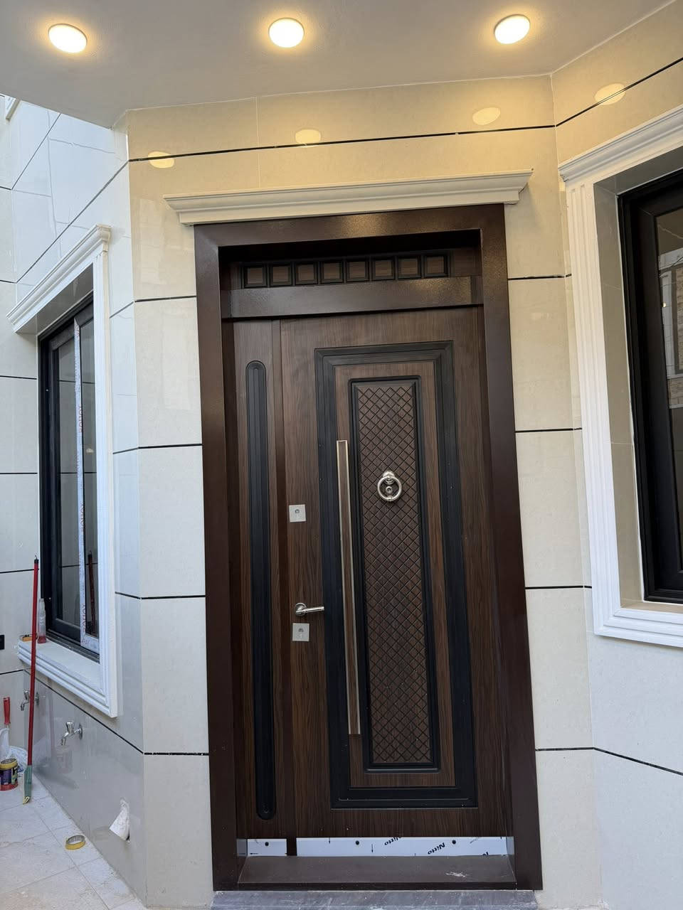 ✨ بيت عائلي نادر
🏡 تصميم أنيق وجاهز للسكن فوراً

📐 المساحة: 100 م²

📏 واجهة مميّزة: 6.25 م × نزال 16 م

🏠 طابقين + بيتونة كبيرة

✅ تشطيب كامل – ما يحتاج شي

📍 الموقع: الدورة / البوعيثة / مجمع الأمل

طابو زراعي 25

📩 للجادين فقط – راسلنا خاص او الاتصال على رقم. ***********
