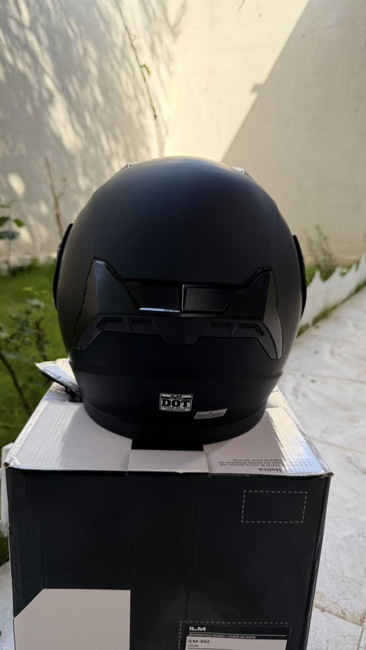 خوذة بالة الماني نضافة 100‎%‎ جديدة بل ستكرات ولكتلوك مالها ماركة iLM معروفة يمي عليها خصم 50 ‎%‎ اقل من سعر الوكالة مع الضمانات 
حاصلة علا شهادة DOT الحقيقي السلامة والامان 
تحتوي علا فتحات تهوية وفتحات مانع الضباب 
وحاصلة علا شهادة ECE 
مضادة للخدوش ذات طلاء ثابت 
تحتوي علا بطانة داخلية مريحة وثابتة
خوذة انطيك بيها ضمان علا القوة والمتانة مالتها تصعد فوكاها مايهمني وزنك اذا فطرت او انكسرت فلوسك ترجعلك   
فدوة اروحلك لا تعلق مارد تفضل خاص اوخابرني 
تواصل ماسنجر او علا رقم ***********@إشارة
