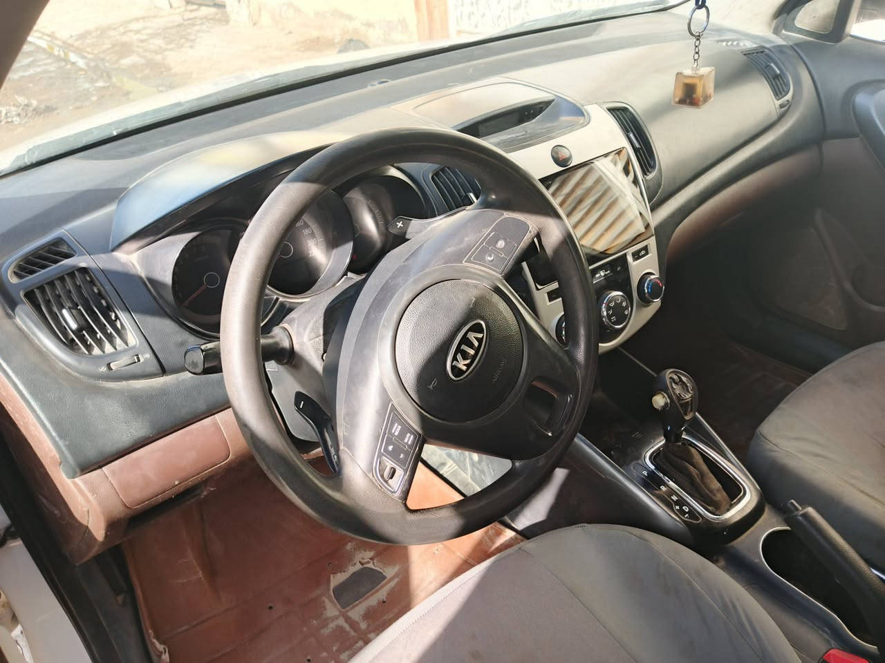 السلام عليكم سيراتو مكفوله من الحادث فقط صبغ اقل القطعتين راعيها الكردي متوفي وكاله فقط من وكيل الورثه عدهم محامي يسوي السعر 70وبيها مجال الاستفسار ***********مكاني نجف
