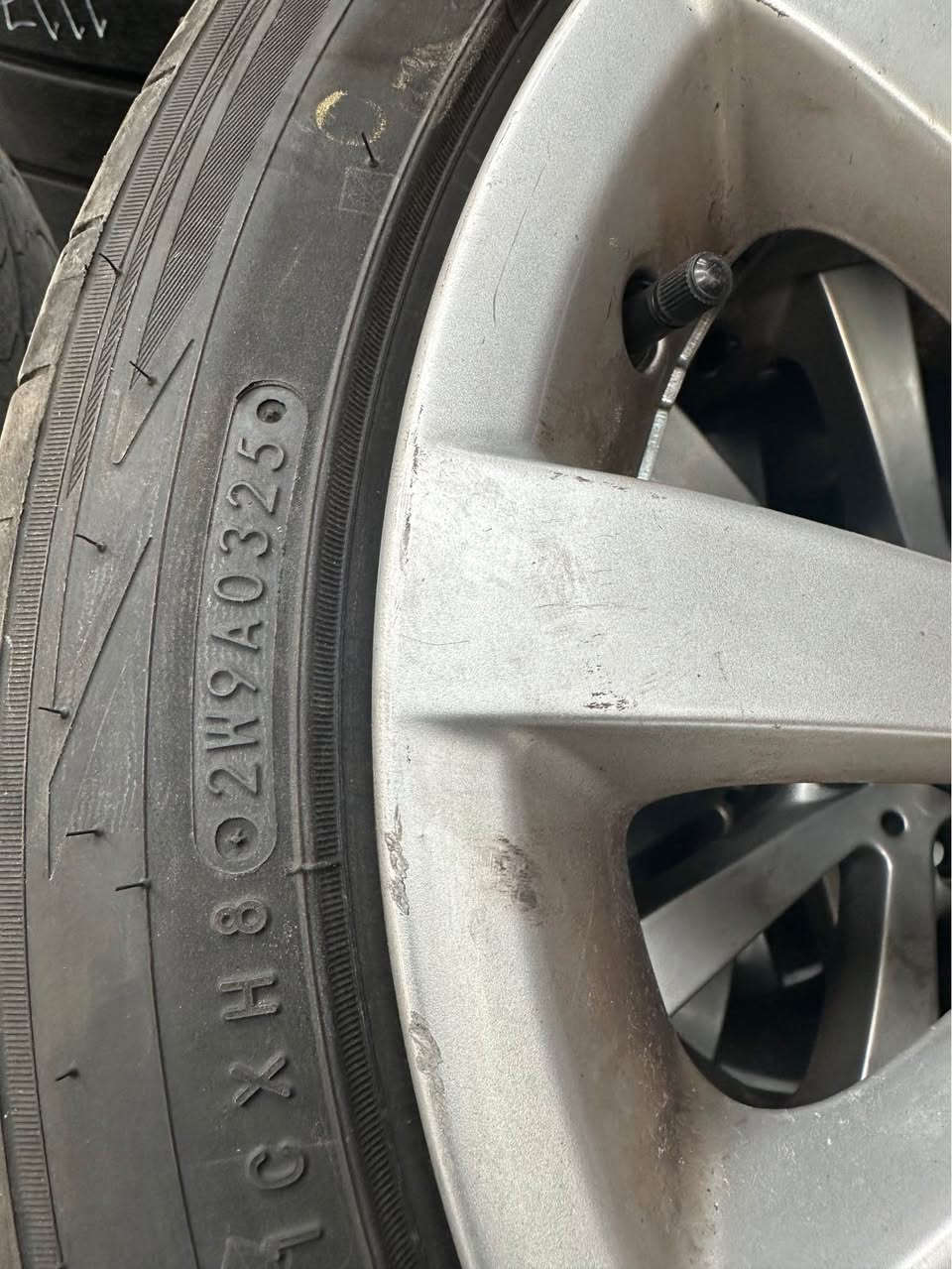 Säljer ett komplett set original BMW alufälgar med monterade sommardäck.

✅ Original BMW-fälgar
✅ 17 tum
✅ Däckdimension: 225/45 R17 94V
✅ 4 kompletta hjul
✅ Mönsterdjup 5,5-7mm

Fälgarna är i bruksskick med normala repor och märken från användning, se bilder. Perfekta som sommarhjul eller extra uppsättning till din BMW. Södertälje, AB


**إذا كنت صاحب هذا الإعلان وتريد حذفه لأي سبب، رجاءا أرسل رسالة إلى الدعم الفني**