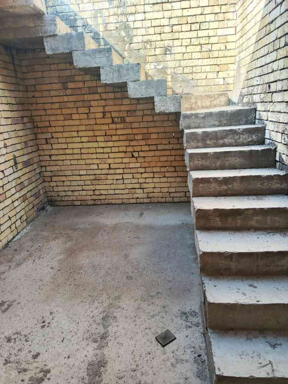 هيكل مساحة 100م واجه 5 ونزال 20مدخل استقبال وصالة ومطبخ وغرفة ومجمع صحيات
تحويل مباشر طابو صرف سكف صب ورفت 
ومجاري وكهرباء ونت وخدمات كاملة 
السعر المطلوب 65
العنوان حي القدس خلف شارع خيري العبدالله 
الاتصال ***********
