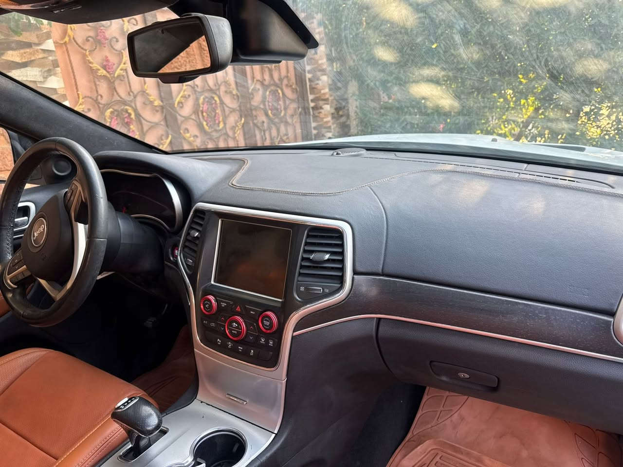 سلام عليكم 
جيب 2014
خليجي مواصفات خاصه
فول 1/1
محرك 3600
فتحه بنراما 
رادار جانبي
رادار امامي 
تحديد مسار 
حساسات خلفي امامي 
داخل بيجي 
كشنات حضن تدفاة تبريد 
سياره مبدل دعاميه x
مكفوله من الشخط والضربه والصبغ والتبديل 
مكانها بغداد 
***********
