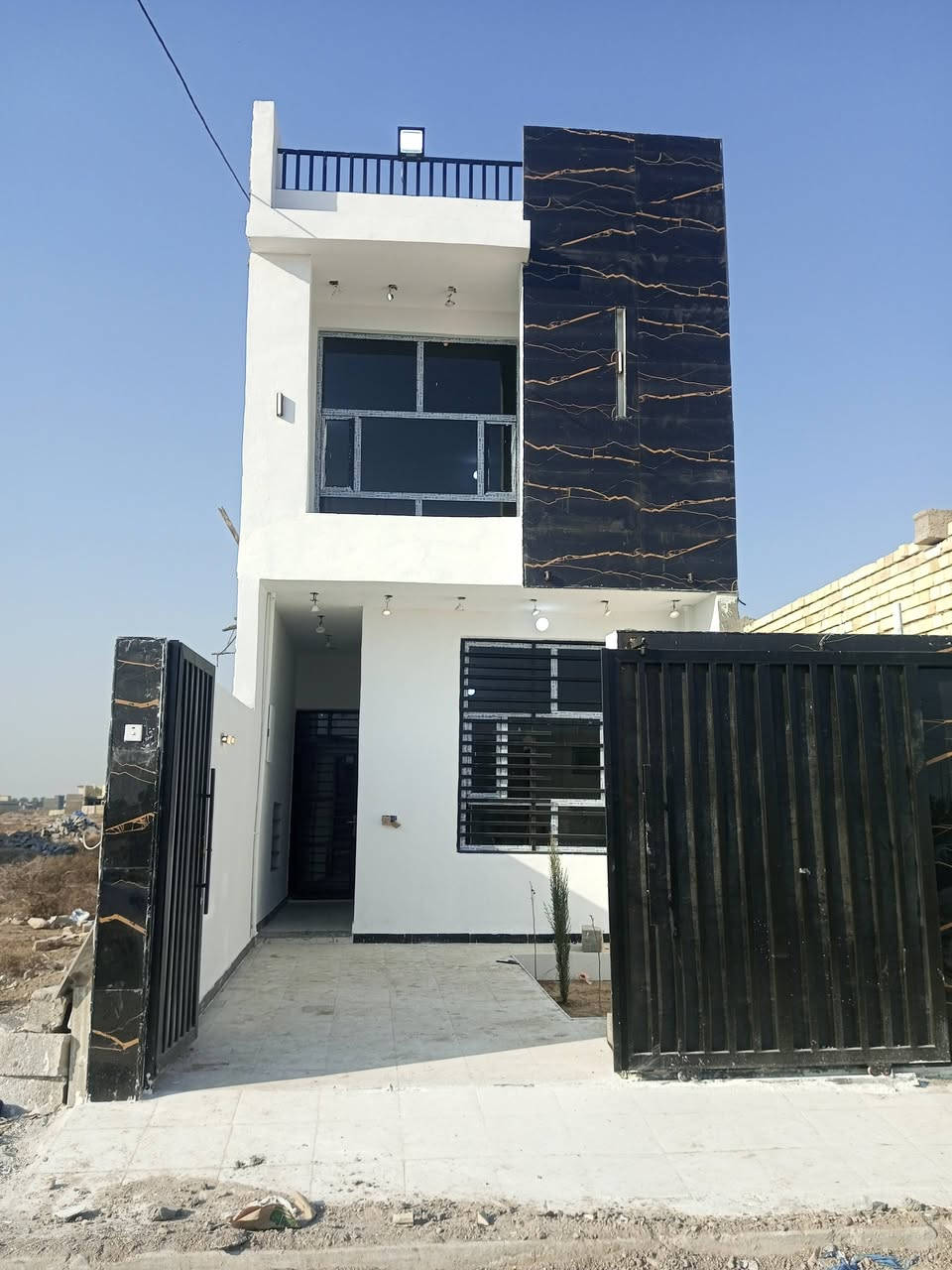 السلام عليكم
دار للبيع في حي الشهداء خلف محطة كهرباء التصنيع مساحة 125 طابق ونص 
الطابق الارضي استقبال صالة مطبخ حمام غرفة 
الطابق الأول غرفة وبيتونة 
***********
السعر 100 وبي مجال بسيط
