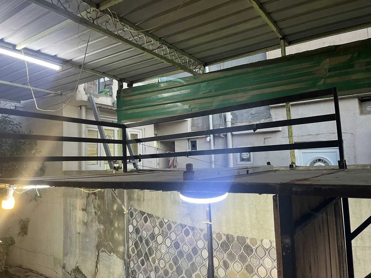 عاربانەی لەفە بۆفرۆشتن تونو تۆلە جوار دەرگای هەیەیە دائەخریتو ئەکریتەوە  بۆ سەر ماتۆریش ئەبیت 
عربانة لفات لبيع ترهم للفات 
***********
