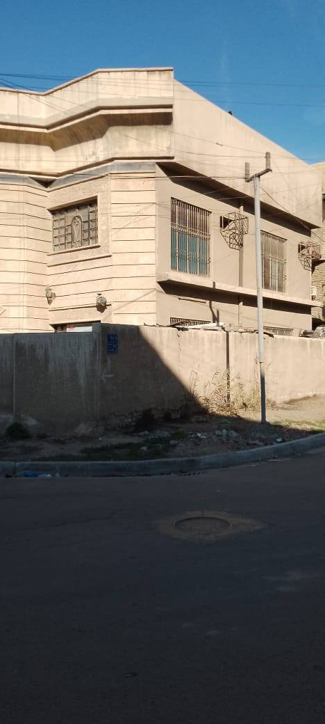 بيت للبيع ركن تجاري على شارعين حي القاهرة الشماسية خلف دور الارامل قرب الشارع العام يبعد 100 متر عن شارع باب المعظم شعب مقابل مطعم القاهرة
مساحة 160 م
طابقين يحتوي الطابق الارضي على صالة 5 *6 وغرفة نوم 4 * 5 ومطبخ حار وبارد  ومناور وحمام + تواليت
الطابق الثاني ثلاث غرف نوم مع صحيات
للاستفسار الاتصال مع صاحب الدار مباشر 
***********
