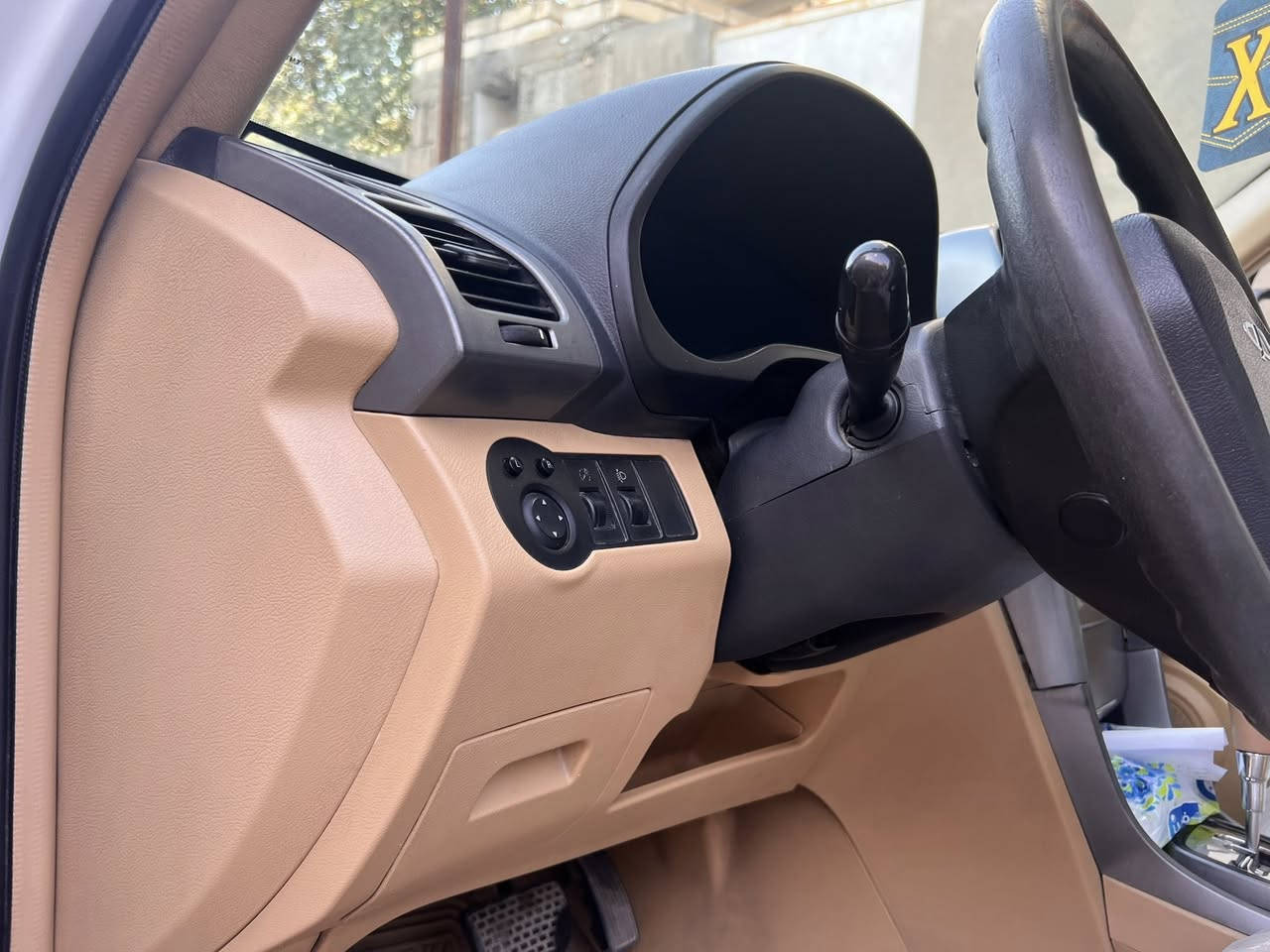 سلام عليكم 
تيكو 2013 رقم بغداد بأسمي هزة جديدة 
بيها فقط الجاملغ الامامي صبغ بدون دواخل
جاهزة من مكينة كير حدادية تدفئة تبريد 
داخل السيارة جديد تدفئة بالكشنات فتحة سقف شاشات اندرويد تحكم بالمري تحكم ستيرن نظام ايرباك 
السعر 58 
للاستفسار ***********
