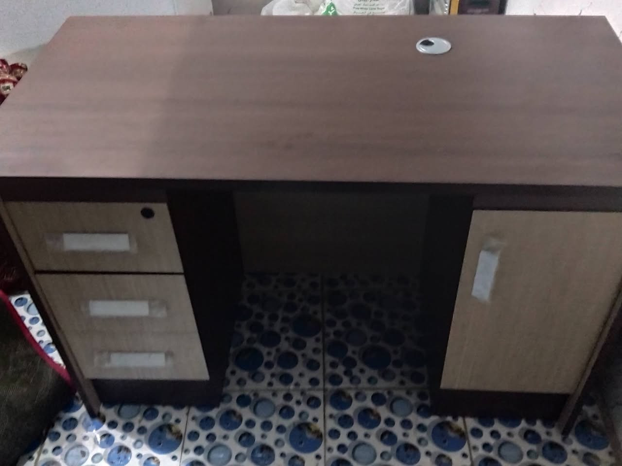 سلام عليكم ميز مكتب للبيع نظيف جدا استعمال قليل السعر 200وبي مجال ***********
