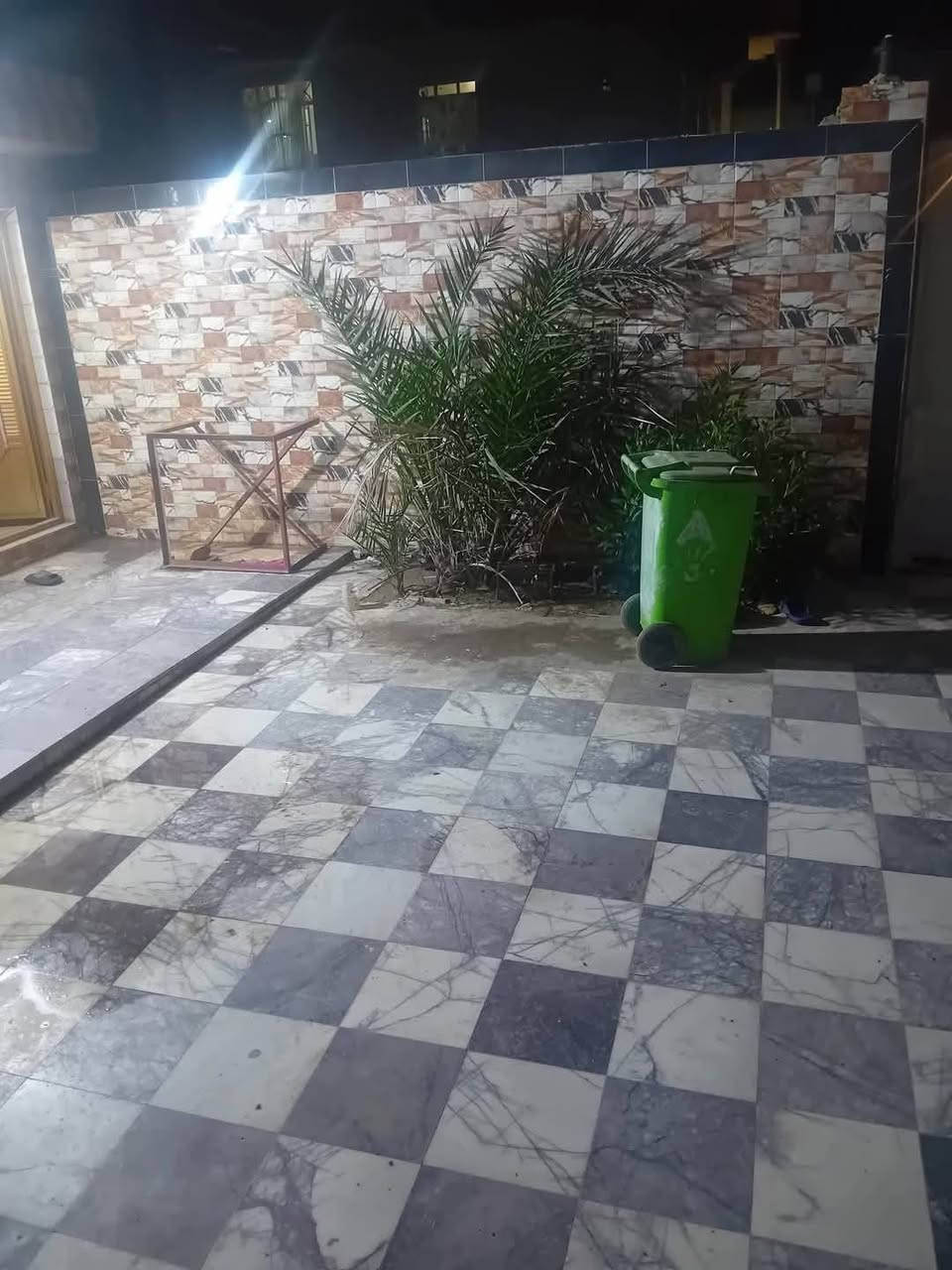 بيت للبيع 🏫حديث م 225  طابقين بشارع جليل فضيل يرهم #مراوس مع الفرق 
مقابيل مجمع الوردة البيضاء
يتكون من غرف نوم  عدد2
استقبال صاله مطبخ صحيات خارجيه وداخليه ارضيه مرمر
طابقين ثاني غرف نوم عدد4
صاله مع صحيات ارضيه مرمر
كافه الخدمات متوفره  بناء 2017
على شارع تبليط 20m حرف T
جاهز ع اخر حبايه للسكن 
بيت شغله كله درجة أولى
السعر 250وبي مجال للشراي
المندوب عقارات 
***********☎ واتساب
اي عرض عندك تفضل خاص
