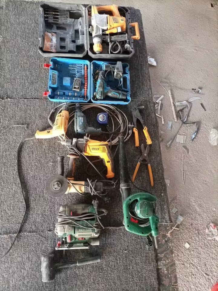 معمل المنيوم +PVC  متكامل . للبيع كامل.

المواد ........
مكائن الالمنيوم 
*كتر المنيوم يلمز مع الداكور يمين ويسار 3متر.
*فرازة كيلون يلمز مع الميز.
*فرازة تي يلمز مع الميز.
*معواجة 210سم اركان واولاده.
معمل الPVC
*كاويه مع الشيالات.
*كتر مع الداكور .
*فرازة كيلون + سبانيول.
*فرازة تي.
*ماكنة ماستكه مع الداكور .
*كمبريسر .
الكماليات 
*ميز كبير قياس 3*1وجه خشب مع كاربت ورف في الاسفل .
*ميز قياس 2*1 وجه خشب مع كاربت مع رف اسفل .
* ميز قياس 0.5*3 بدون وجه .
* رفوف شيالات دبل.
* رف خشب معلق +رف خشب ارضي.
*عده عمل متكامله .
*مبرده كمفيره قياس70.
المحل سقيفه قياس 6*15يحتوي مكتب استراحه قياس 2.5*2.5 مع تخم.

****** للبيع المواد فقط شلع  مع او بدون المكان علما ان المحل بايجار شهري 300الف ***
الموقع  الرمادي شارع 40 مقابل جامع الواثق .
******لسعر والاستفسار مراسلة الصفحه او الاتصال على الرقم *********** يوجد واتساب .
