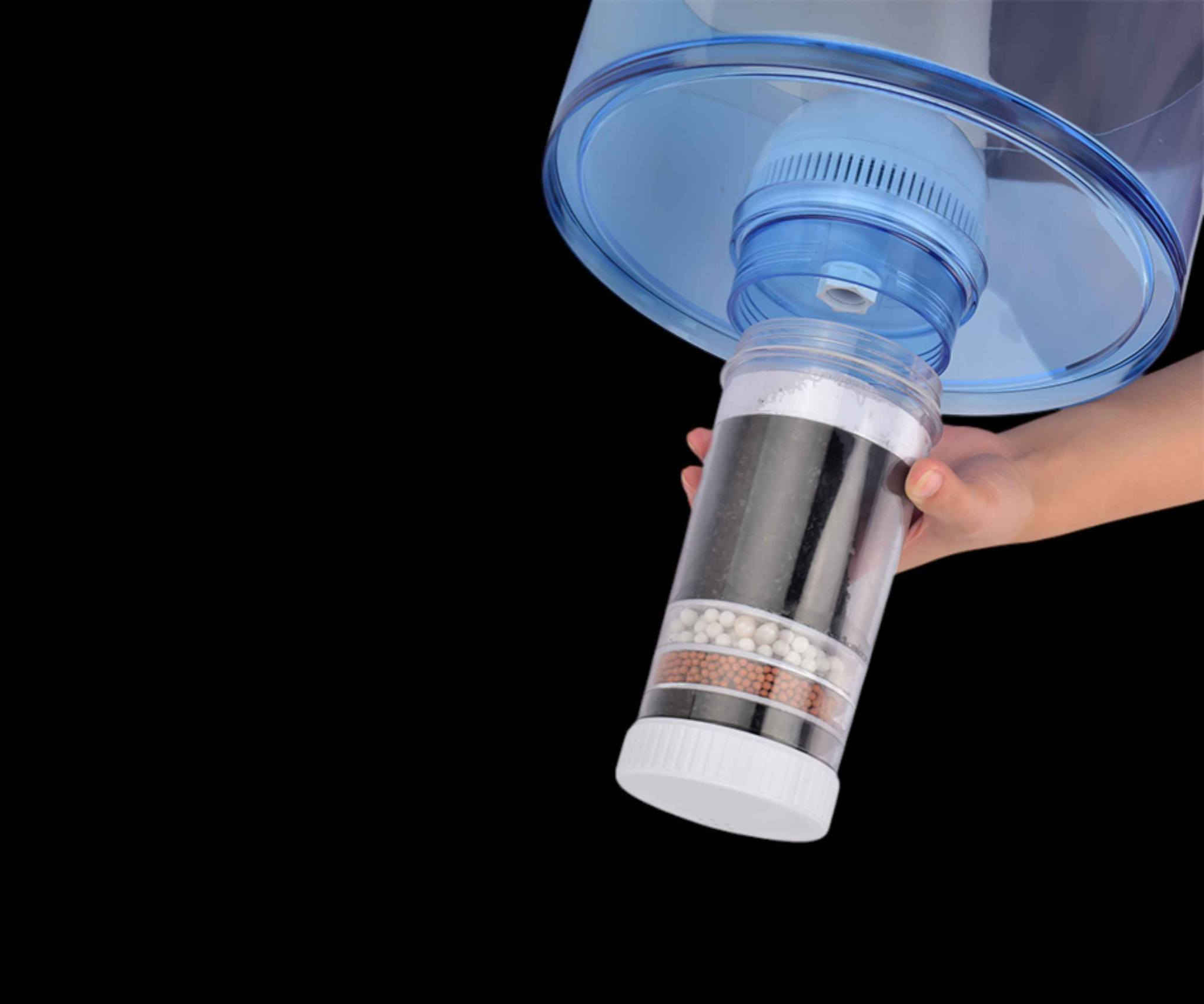 خزان تنقية المياه نيوال 22 لتر – فلترة متعددة المراحل WTP-032

الاستخدامات:

تنقية مياه الحنفية وتحويلها إلى مياه صالحة للشرب مباشرة.

إزالة الشوائب والروائح غير المرغوبة من الماء.

مناسب للاستخدام المنزلي اليومي (المطبخ – المكتب – العيادات – المدارس).

بديل اقتصادي لقناني المياه المعبأة.

توفير مياه نقية للطهي وتحضير المشروبات الساخنة والباردة.

المميزات:

سعة كبيرة: 22 لتر مناسبة للعائلة بالكامل.

نظام فلترة متعدد المراحل (6 مراحل):

1. فلتر كربون نشط.
2. كرات تمعدن.
3. كرات تمعدن إضافية.
4. فلتر كربون نشط.
5. كرات تمعدن.
6. فلتر سيراميك.

فلترة فعّالة: يزيل الشوائب، الروائح، الطعم غير المرغوب، والكلور.

تحسين جودة الماء: يساهم في إعادة توازن المعادن داخل الماء.

فلتر داخلي قابل للاستبدال.

تصميم شفاف بلون أزرق أنيق لمراقبة مستوى الماء بسهولة.

صمام سفلي مخصص للتركيب على قواعد المياه.

هيكل بلاستيك متين وخفيف الوزن.

مدة أداء الفلتر: حتى 3000 لتر تقريبًا (حسب جودة المياه المستخدمة).

محتويات الصندوق:

خزان مياه علوي.

خزان مياه سفلي.

فلتر داخلي متعدد الطبقات.

حلقة تثبيت محكمة.

صمام سفلي للتركيب على القاعدة.

كتيب إرشادات الاستخدام.

الملاحظات:

يُنصح بغسل الفلتر بالماء قبل أول استخدام.

لا يُستخدم مع المياه شديدة التلوث أو غير الصالحة أصلًا للشرب.

يجب استبدال الفلتر عند ضعف تدفق الماء أو بعد انتهاء العمر الافتراضي.

قياس الكارتون:

- الطول: 30 سم
- العرض: 30 سم
- الارتفاع: 32 سم بغداد, العراق


**إذا كنت صاحب هذا الإعلان وتريد حذفه لأي سبب، رجاءا أرسل رسالة إلى الدعم الفني**