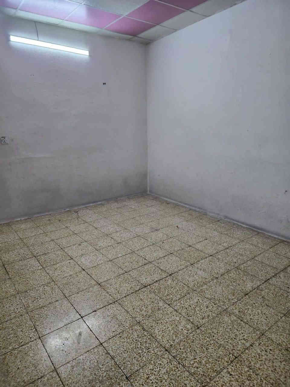 يتوفر 🛑🛑🛑🛑🛑🛑🛑🛑🛑
شقة طابق ثاني للايجار 
في حي سومر 👉👉👉👉👉👉👉
مساحة 100 متر 
بناء حديث فول سيراميك بورسلين 🫸🫸🫸🫸🫸🫸
زيرو 
تتكون من غرفة نوم وهول واستقبال وصيحات ومطبخ 
السعر 250 
ملاحظة الماء والكهرباء على صاحب البيت 
موقع مميز خلف مطعم سومر 
للاتصال والاستفسار ***********
                                ***********
