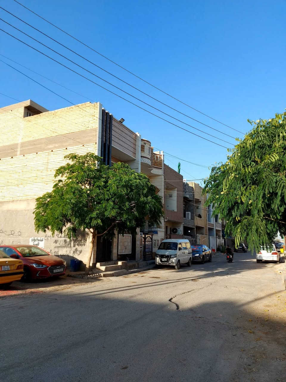 السلام عليكم 
دار ٥٠ متر طابو زراعي ٢٥ السريدات الجديده المربع الاول كامل الخدمات البيت مدخلين الطابق الاول استقبال وحولي وخدمات والطابق الثاني غرفه وحولي والثالث بيتونه وسطح مثل ماموضح بلفيديو 
***********
