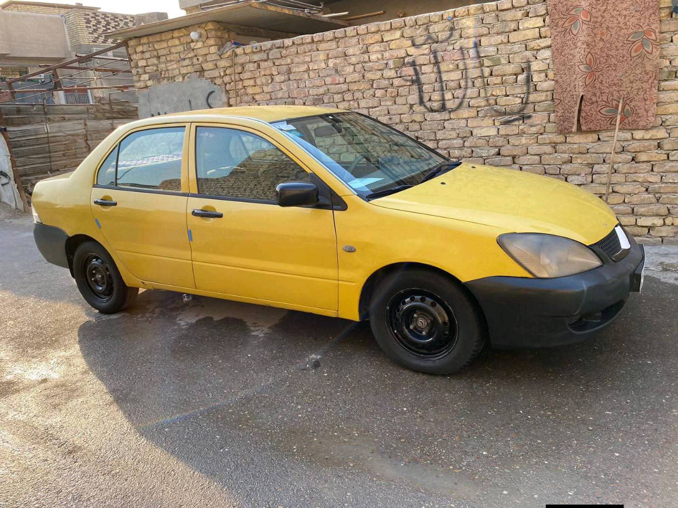 697 
السيارة معروضة للبيع، لونها أصفر وموديل سيدان. السيارة موضوعة في حالة جيدة بشكل عام ولكن بيها بعض الأثر على الجسم من الخارج. المحرك نظيف ويعمل بصورة جيدة، والداخلية نظيفة ومريحة. فرصة جيدة اللي يدور على سيارة عملية بالسعر مناسب.