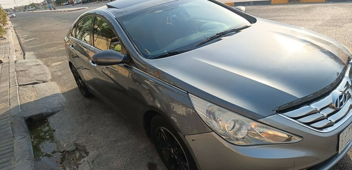 سلام عليكم
سوناتا امريكي  13 فول مواصفات فتحه بصمه 
رقم بغداد  باسمنة 
مكينه جديده كير  وتبريد كفالة 

ضربتها بامريكا باب 
وهنا جاملغ خلفي 
سعرها ٧٥ 
***********
المكان البصره
