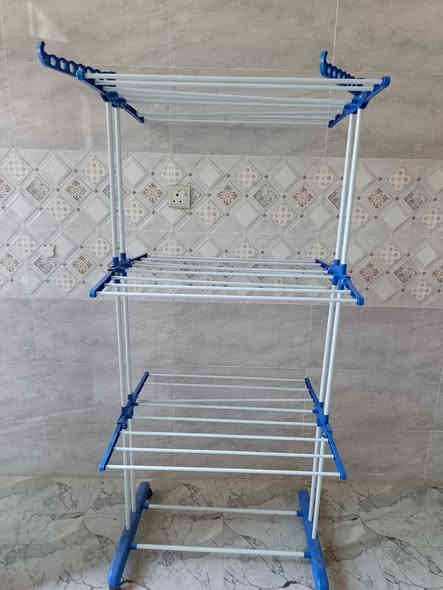 ميز مكتب 60 ألف جديد
مشر ملابس نظيف وجديد 15 ألف 
أوتي ملابس جديد 15 ألف 
المكان حله الشراي يتصل ***********
