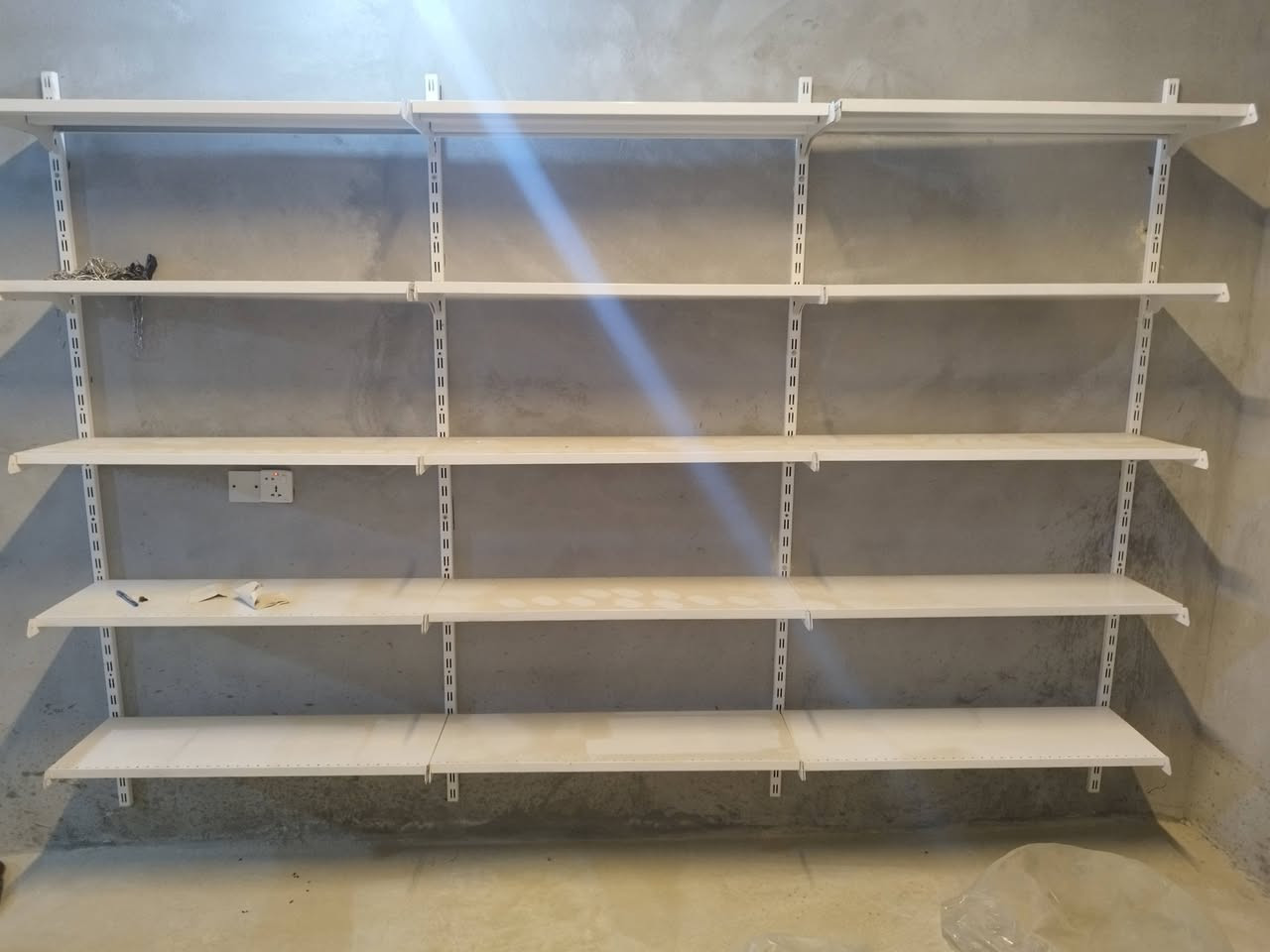 عارضات + تعلاگات جدارية + رفوف جدارية 3 متر للبيع في الحلة للأستفسار التواصل عالرقم ***********
