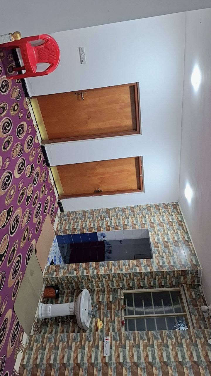 السلام عليكم بيت البيع بشارع المله الرئيسي المساحه ٢٠٠ متر الطابق الاول كراج سياره وحديقه ومطبح وستقبال وهول وغرفتين نوم وصحيات والطابق الثاني اربع غرف نوم وهول وصحيات بيت كامل مابيه اي نقص السعر ١٧٥وبيه مجال قليل  واتصل ع الرقام التاليه *********** او ***********
