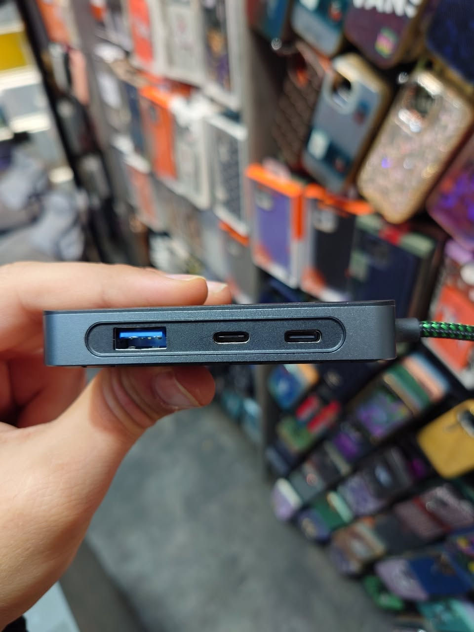 ئەداپتەری ئۆرجیناڵی پیڤا، تایبەت بە یاری

تایبەتمەندی:

خاوەنی حەوت دەرچەیە

دەرچەی HDMI: گواستنەوەی شاشە بە ڕوونی 4K 60HZ

دەرچەی Ethernet: پشتگیری خێرایی 1000Mbps دەکات

دەرچەی USB A: بۆ پەیوەست کردنی ئەو مۆبایلانەی پشتگیری لەم دەرچەیە دەکەن

دەرچەی 100W PD: پشتگیری بارگاویکردنەوە دەکات بە خێرایی سەد وات

دوو دەرچەیType C: بۆ پەیوەست کردنی بیستۆک و بارگاوی کردنەوە

دەرچەی USB Audio Bridge: تایبەت بە ئەو کەسانەی لایڤ ستریم دەکەنەوە یان ئەوانەی پڕۆفیشناڵن لە بواری دەنگی

پشتگیری ساوند کاردی 32Bit: دەنگێکی بێ خەوش و ڕوون بەردەست دەکات بە هۆکاری چیپی 32-bit/384KHz

ئەم ئەداپتەرە تایبەتە بەو کەسانەی خاوەن مۆبایل یان ئایپادی تایپ سین، بە دیاری کراوی ئەو کەسانەی یاری پەبجی و کۆڵ ئۆف دوتی هتد.. یان لایڤ ستریم دەکەن

نرخی ٥٥ هەزار، گەیاندن بەردەستە السليمانية, العراق


**إذا كنت صاحب هذا الإعلان وتريد حذفه لأي سبب، رجاءا أرسل رسالة إلى الدعم الفني**