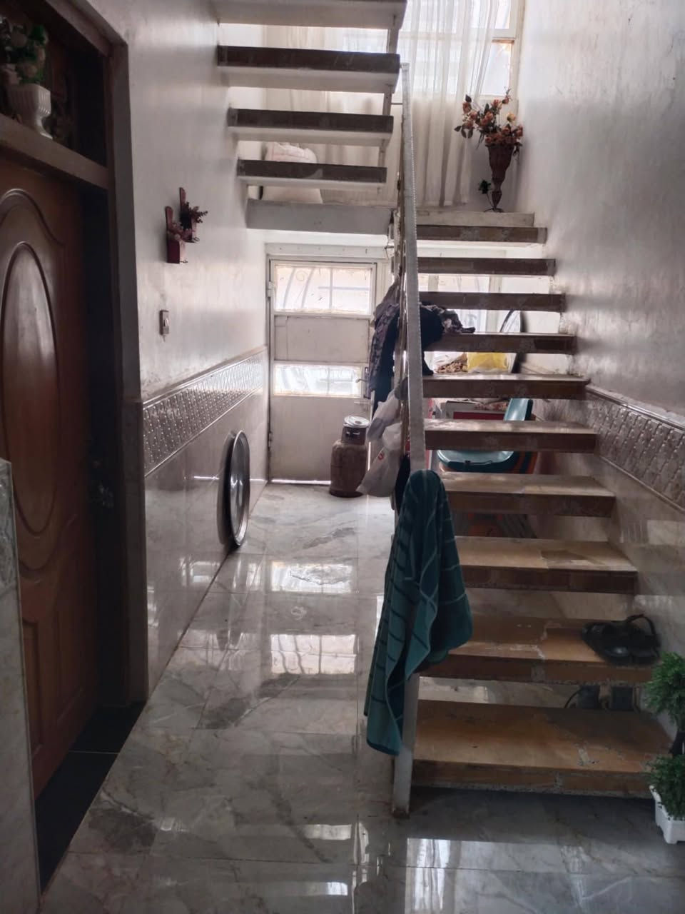 بيت للبيع مساحته 200م حي الزهراء خلف جامع اهل البيت مباشر الطابق الاول غرفتين وصاله ومطبخ وحمام داخلي وخارجي واستقبال كراج سيارة مناور 2 الطابق الثاني ٢غرف نوم فقط سقف عكاده منطقه جهازه للطبليط سعره 145ا الاستفسار *********** وتساب
