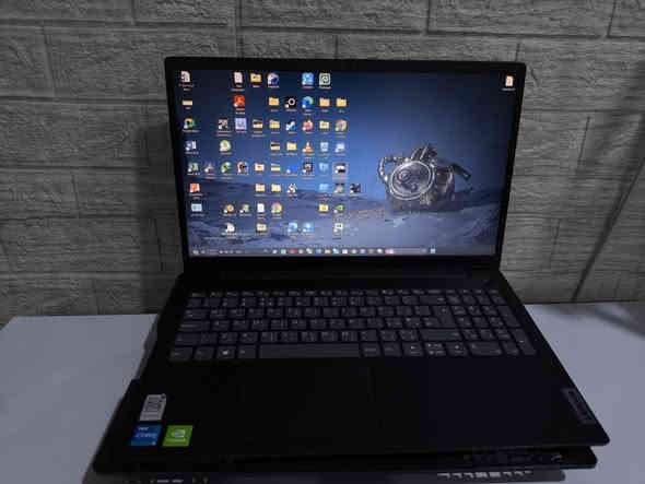 لابتوب العاب متوسطة 

بسعر 450 الف او مراوس بكيس مقارب للسعر 

لابتوب ختمت عليه Elden Ring ولعبت Resident Evil 4 Remake 

 و Hollow knight و Cuphead بدقة 1080 ,60fps
تشغل العاب المتوسطة بسلاسة وبعض الالعاب القوية 
وهم تشغل Gta V

مواصفاته 

لابتوب Lenovo 
نظام Windows 11
DirectX 12
المعالج - I5 1135G7
كرت الشاشة - Nvidia GeForce Mx350 
الرام - 16gb (8×2) 3200
الشاشة - 15.7 Full Hd 1080×1920
الذاكرة - 512 Ssd 
شاحنة سريعة 65 واط 
بطارية تدوم ساعتين ونص او 3 ساعات تصفح ويمكن اكثر حسب استخدامك

بالاضافة لستاند ومروحة وياه تنربط USB 

التواصل عل خاص او الاتصال على الرقم 
***********
*********** البصرة
