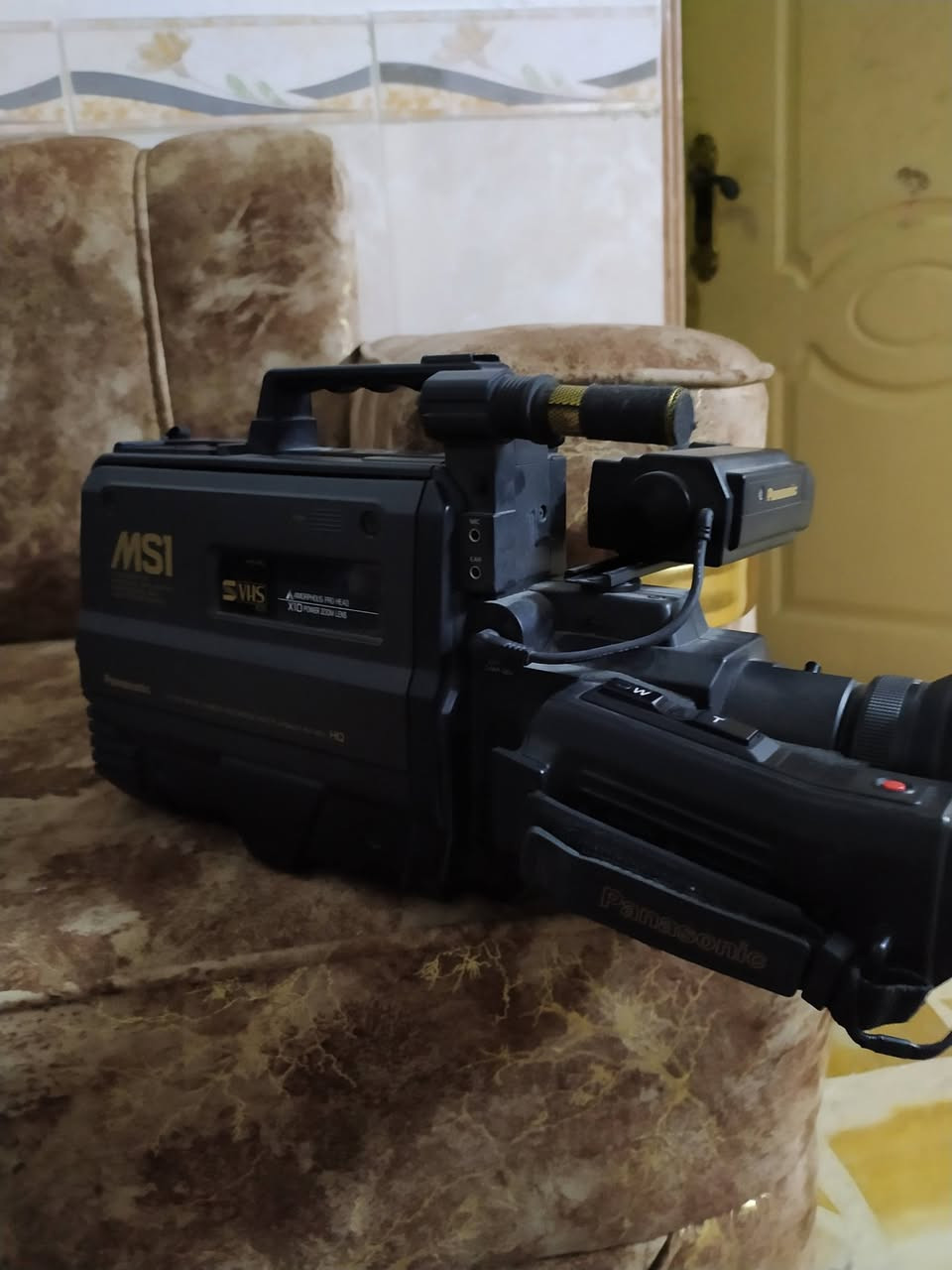 كامرة فديو كاسيت VHSنوع بانسونك ياباني انتاج التسعينات تعتبر تحفه لاصحاب الاستديو على وضعها تباع للاتصال وات ساب ***********..السعر قيمها وأخذها اعلى تقيم تباع التوصيل مجاني بعد المعاينه
