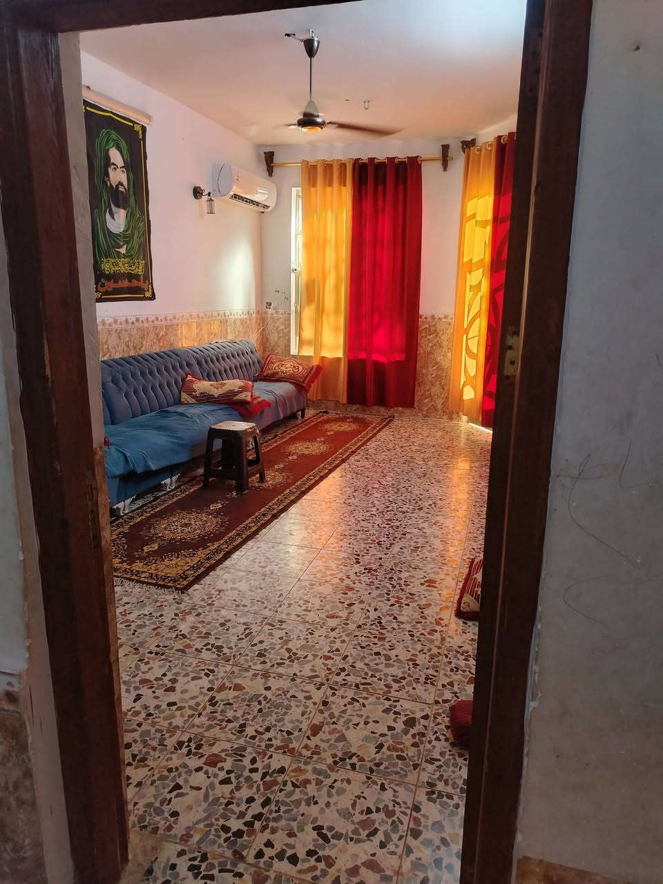 السلام عليكم بيت للبيع المساحه(140م) 
الموقع قريت سيد جاسم شارع سامي السوداني قرب بيت جلوب يحتوي على( أستقبال)(مطبخ)(صاله)(غرفتين نوم) 
للأستفسار الأتصال وأتساب ***********
