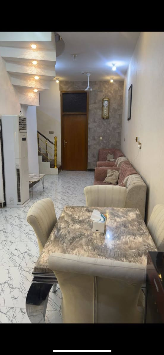 بيت للبيع مساحه 100م واجه 5 نزال 20 طابو زراعي سند 25 مشمول بالتطويب يحتوي البيت ع طابقين وثالث بيتونه كبيره غرف نوم عدد 3 حمامات عدد 3 مطبخ وصاله وستقبال البيت جديد نضافه فول . البيع نقد او قسط المقدمه 45 والقسط الشهري 500 الف العنوان الكوت المنطقه الكوت الجديده شارع الأقواس قرب صيدليه النهرين للاستفسار ***********
